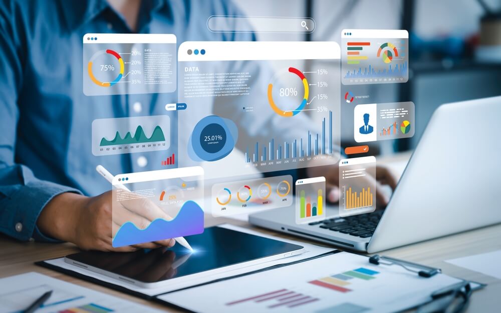 Profesional analiza datos empresariales con dashboards digitales y gráficos interactivos para tomar decisiones estratégicas