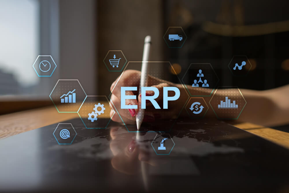 Persona utilizando lápiz óptico sobre una tablet con íconos digitales que representan funciones del software ERP, como compras, logística, ventas, finanzas y recursos humanos.