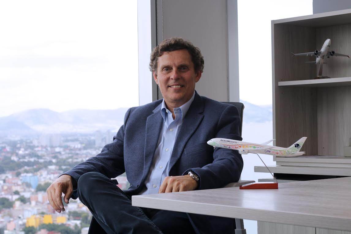 Fernando Rocha, CIO de Aeromexico en su oficina