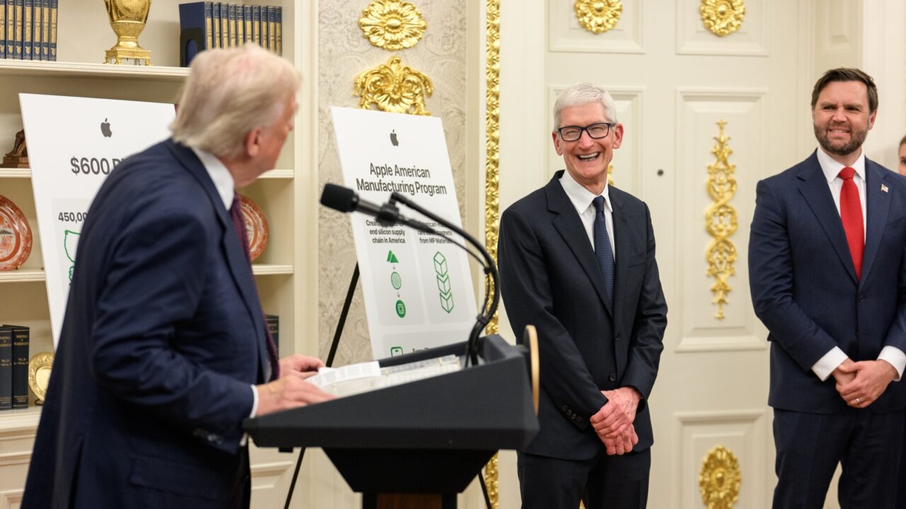 Trump frente a Cook: “Esta es la mayor inversión que Apple ha hecho jamás en Estados Unidos y en cualquier otro lugar. Como saben, Apple ha invertido un poco en otros países, no diré cuáles, pero en un par, y están regresando a casa”.