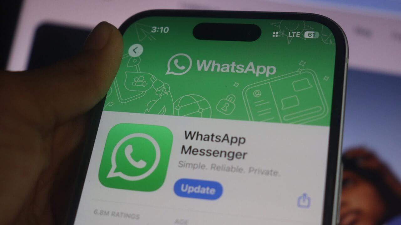 Hand,Holding,Iphone,With,Whatsapp,Messenger,App.whatsapp,Messenger,,Commonly,Known