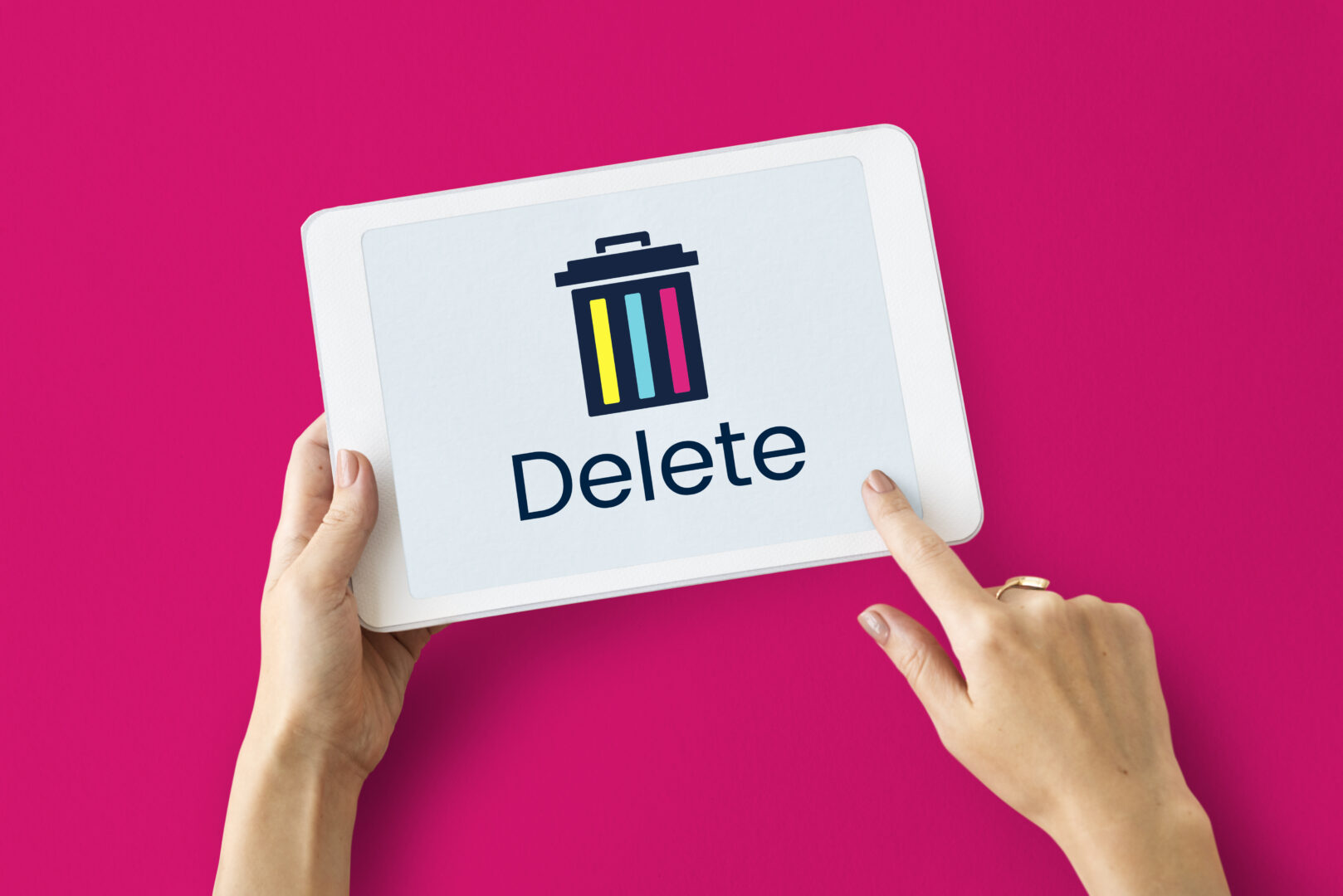 Manos sostienen una tableta con icono de papelera y la palabra Delete, simbolizando la eliminación de información como parte de las 10 acciones para proteger los datos personales clave.
