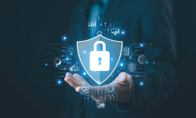 Ilustración de un candado sobre un escudo digital, símbolo de ciberseguridad empresarial, representando cómo prevenir riesgos informáticos en la empresa.