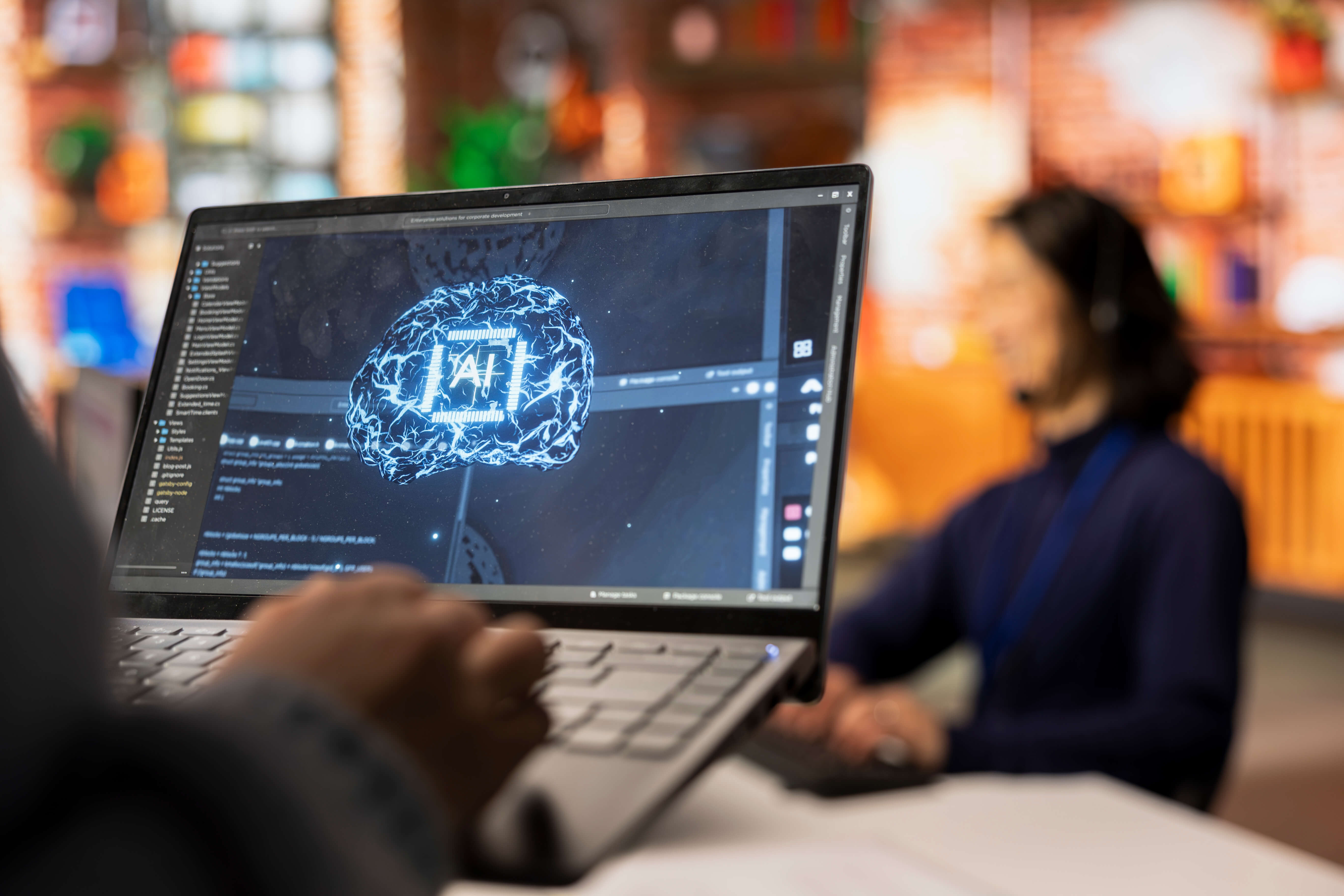 Pantalla de computadora mostrando un software con visualización de cerebro digital y letras IA, representando aplicaciones de IA en México en un entorno empresarial.