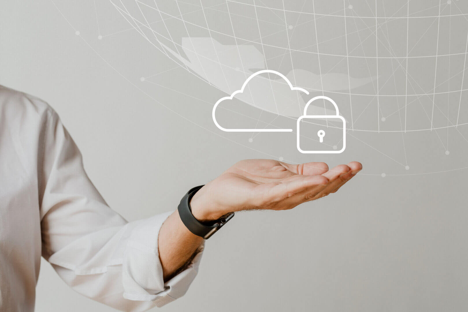 Hombre mostrando un ícono de la nube con un candado, simbolizando la seguridad de los datos en la nube y la protección de la información personal.