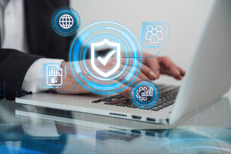 Manos sobre un portátil con iconos digitales que representan protección de datos, ilustrando cómo se ha incrementado la falta de seguridad informática.