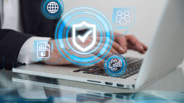 Manos sobre un portátil con iconos digitales que representan protección de datos, ilustrando cómo se ha incrementado la falta de seguridad informática.