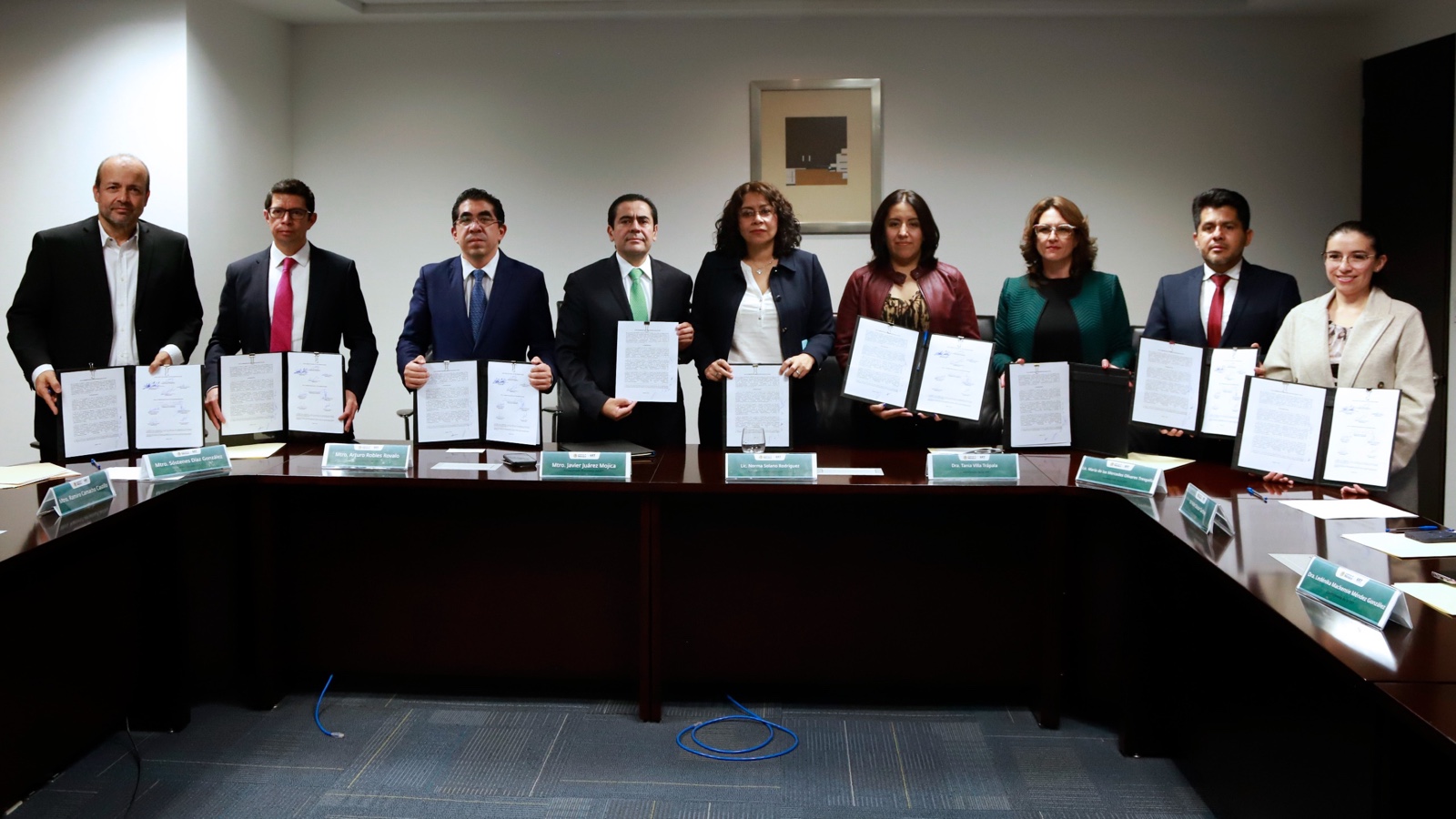 De der. a izq.: Los hasta ayer comisionados del IFT, Ramiro Camacho, Sóstenes Díaz, Arturo Robles y Javier Juárez Mojica junto a los nuevos comisionados de la CRT, Norma Solano, Tania Villa, María de las Mercedes Olivares, Adán Salazar y Ledénika Mackensie Méndez.