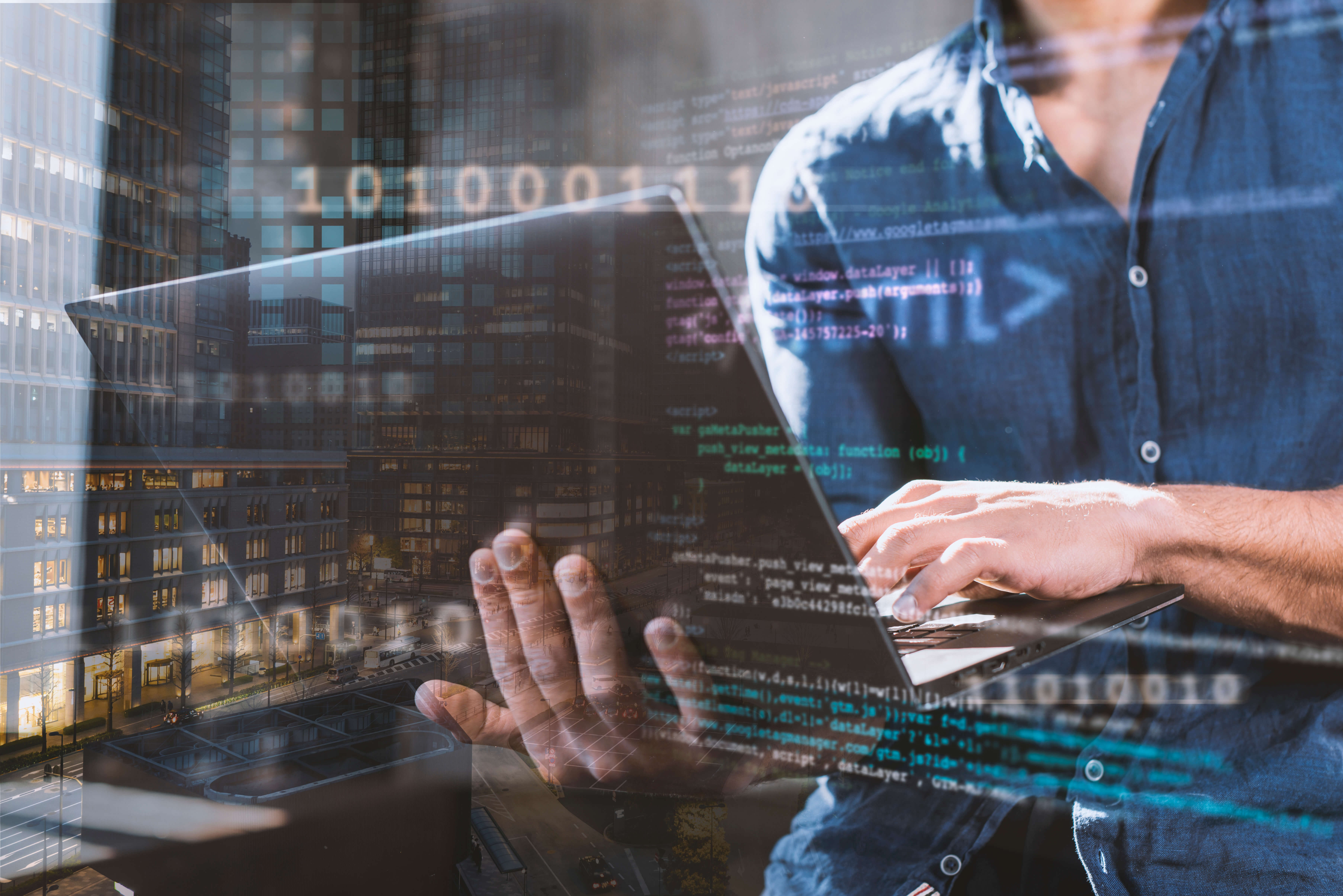 Profesional con laptop analizando datos en código y entorno urbano, representando los distintos tipos de Big Data.
