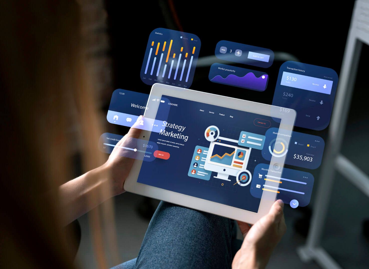 Persona sostiene una tablet con paneles interactivos que muestran métricas y gráficos generados mediante augmented Analytics para marketing digital.