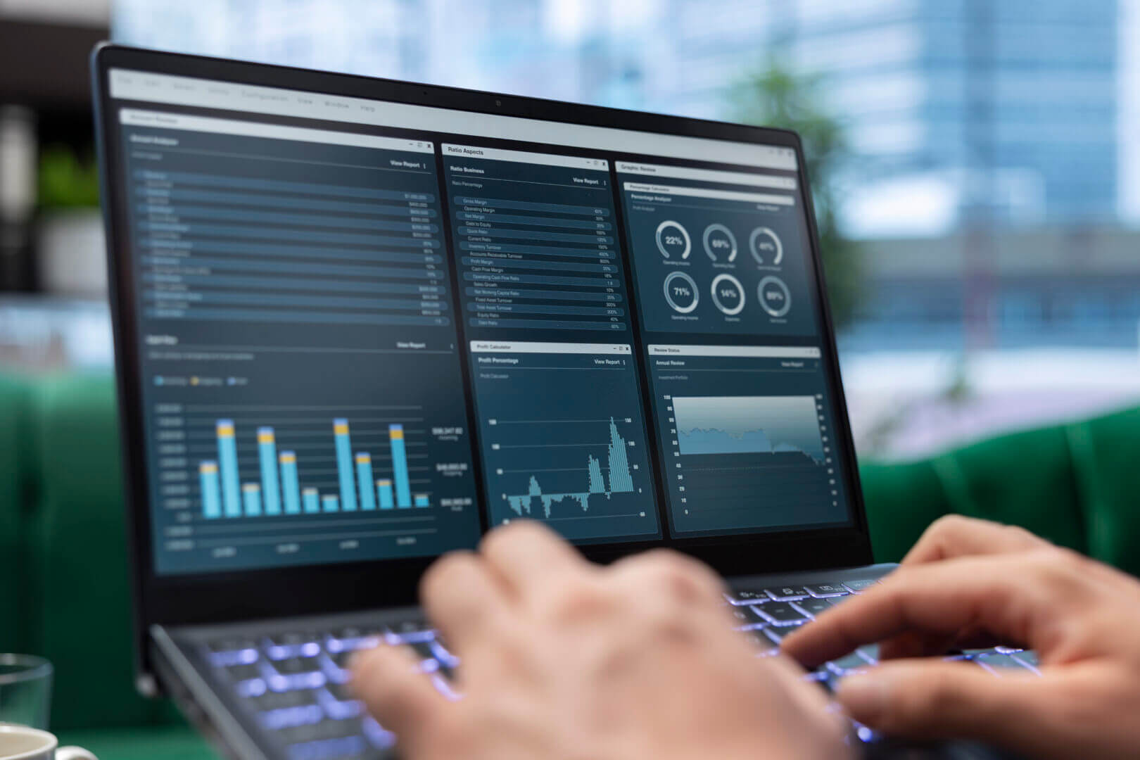 Manos sobre teclado frente a una pantalla con panel de control que muestra gráficos, métricas y dashboards de herramientas de Big Data.