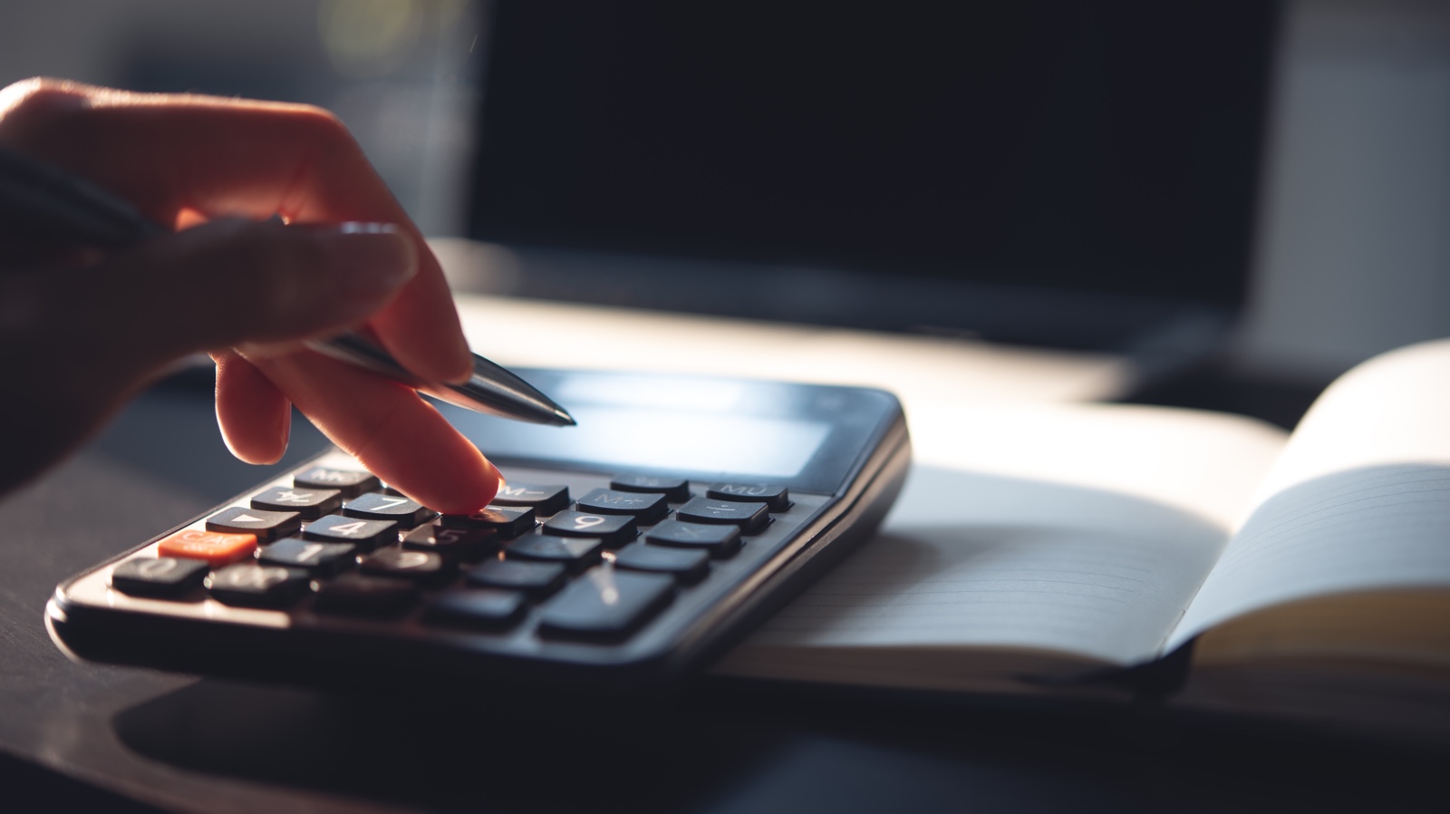 Close,Up,,Business,Woman,Working,At,Office,,Using,Calculator,To