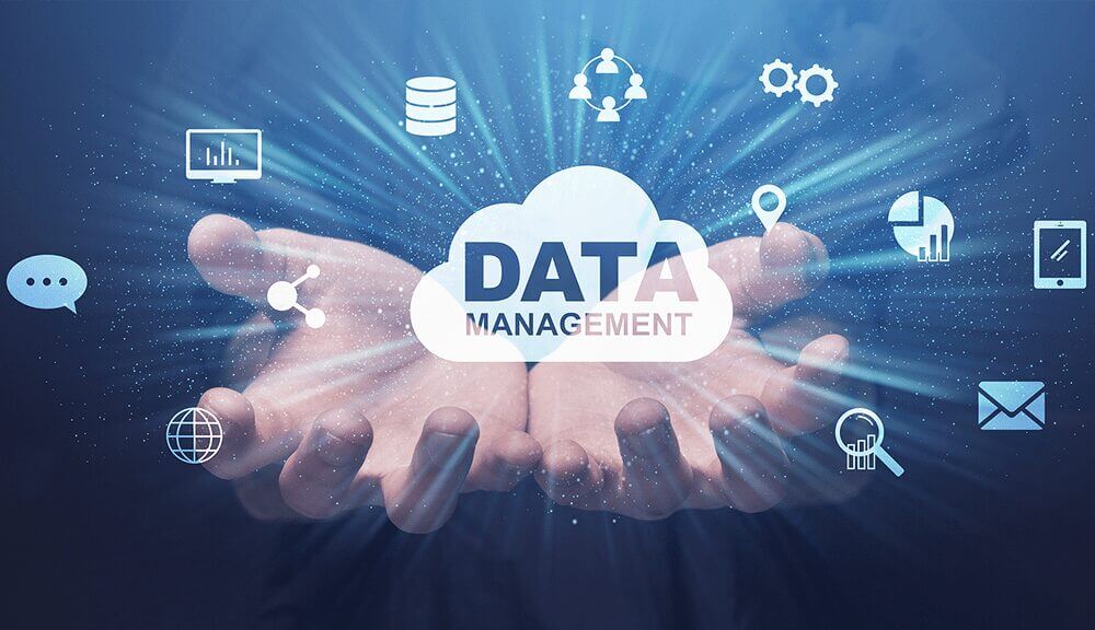Imagen de manos sosteniendo una nube tecnológica con íconos de datos, seguridad, análisis y conexión, simbolizando soluciones modernas de Data Management.