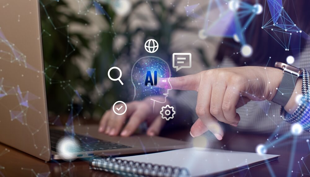 Persona interactuando con un sistema de inteligencia artificial desde una laptop, con íconos digitales que representan automatización y bots utilizados en entornos empresariales.