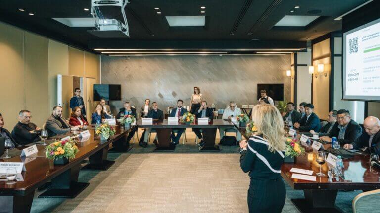 mesa-redonda-Outsystems