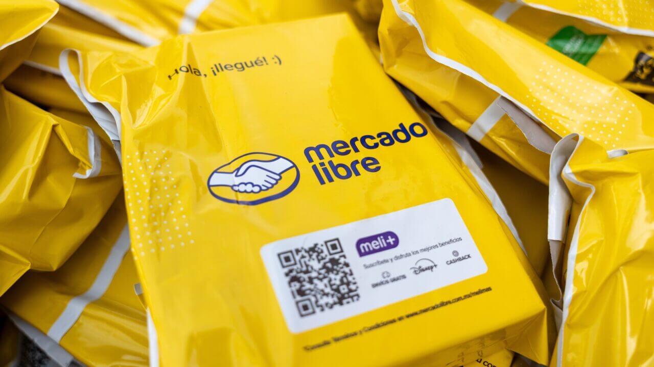 Yellow,Bags,Of,Mercado,Libre,Packages,Stacked,In,A,Warehouse