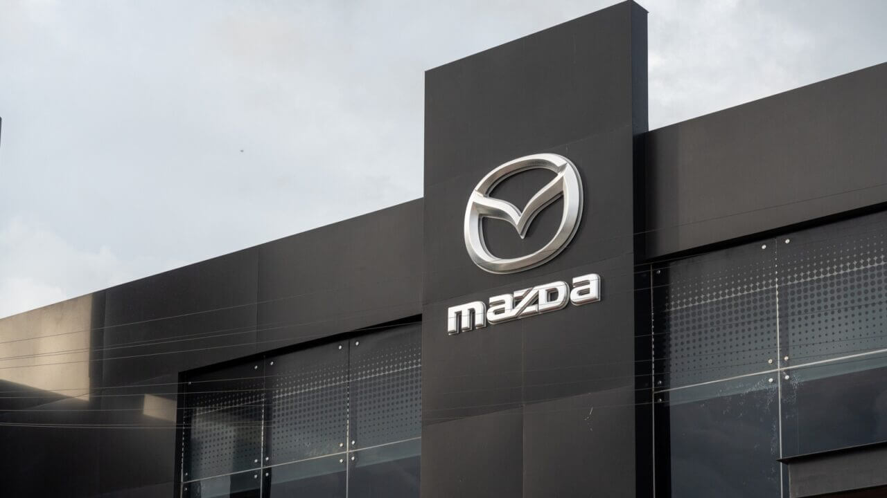 Fachada,De,La,Concesionaria,Mazda,,Con,El,Logotipo,De,La