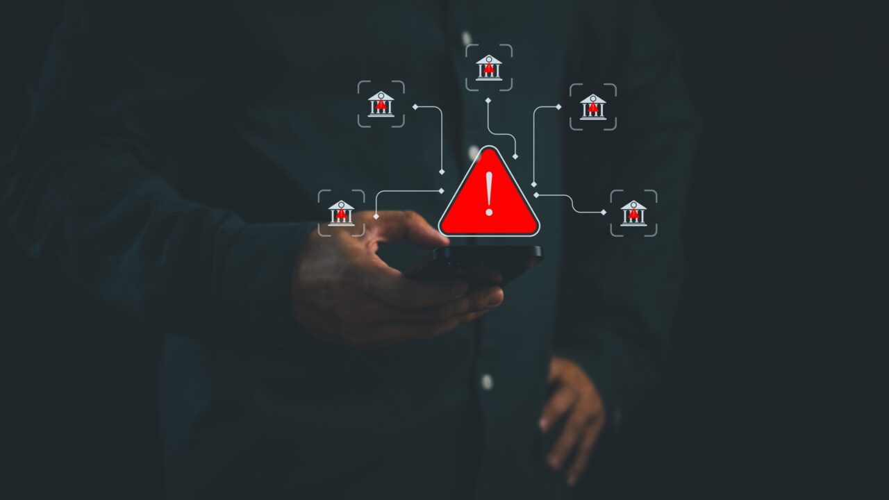 Representación digital de un ciberataque de ransomware a una red bancaria en México, ilustrando la vulnerabilidad de sistemas financieros ante grupos como LockBit 5.0.