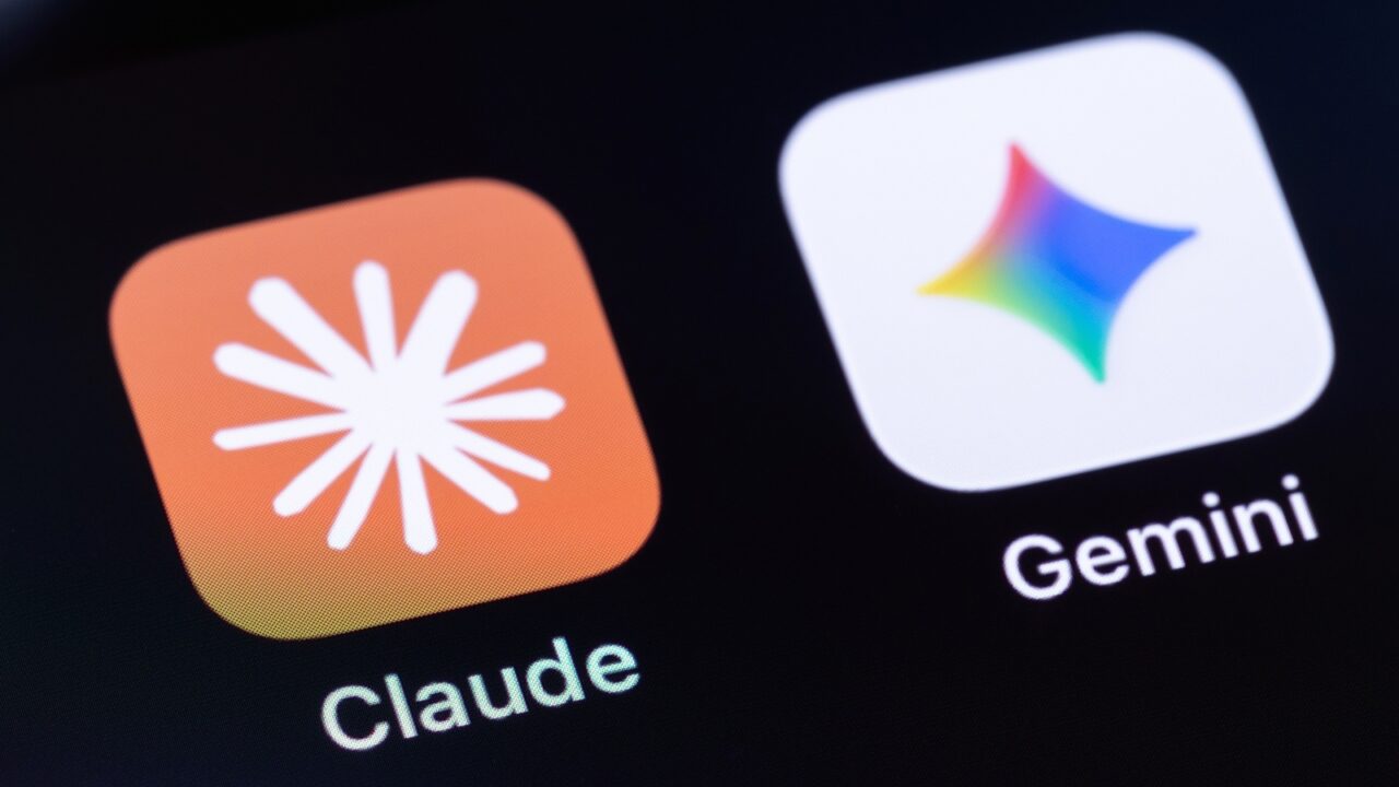 Apps de Anthropic Claude y Google Gemini en pantalla de smartphone mostrando la integración de modelos de inteligencia artific