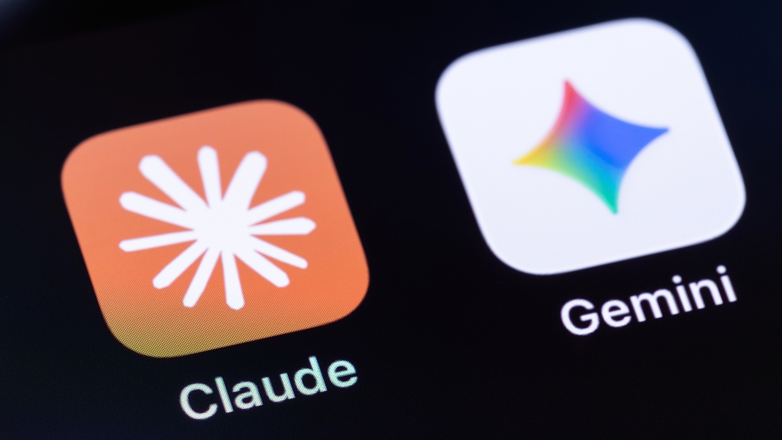 Apps de Anthropic Claude y Google Gemini en pantalla de smartphone mostrando la integración de modelos de inteligencia artific