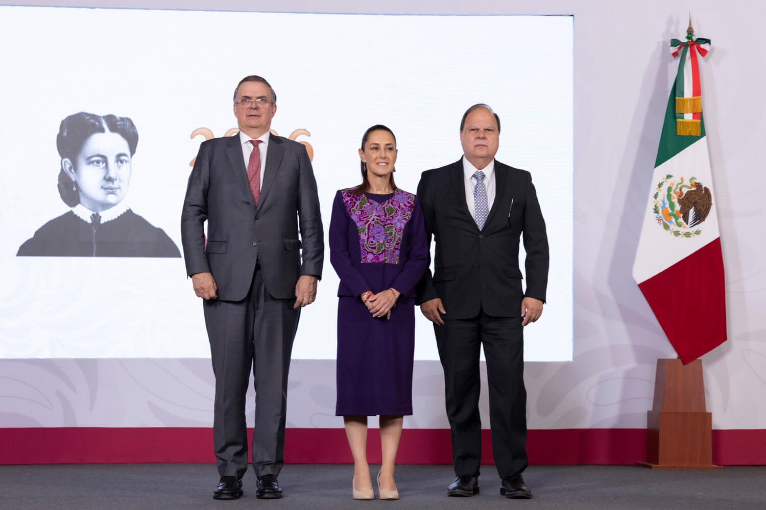 Guillermo del Río, presidente de Flex México, junto a Claudia Sheinbaum y Marcelo Ebrard anunciando inversión de 1,000 mdd para centros de datos de AI.