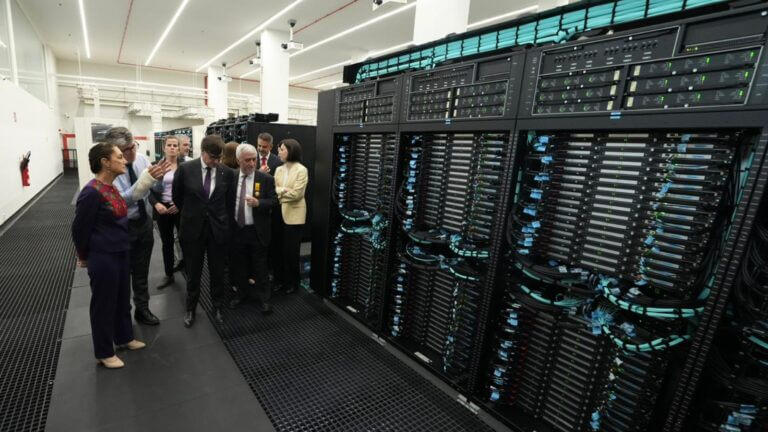 La presidenta Claudia Sheinbaum y directivos del BSC recorren el superordenador MareNostrum 5 en Barcelona.