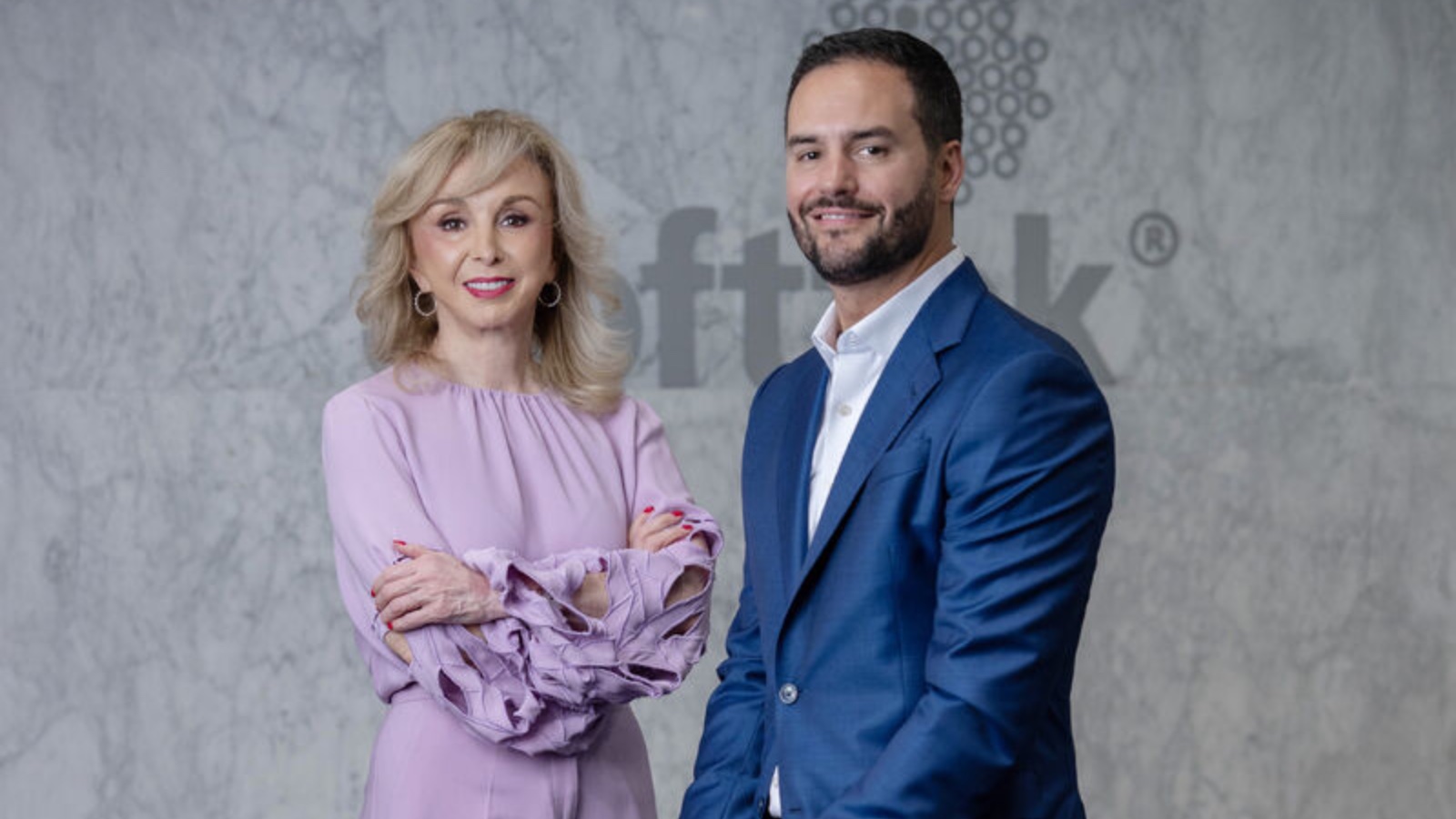 Blanca Treviño y David Jiménez en las oficinas de Softtek tras el anuncio del relevo en la dirección general.