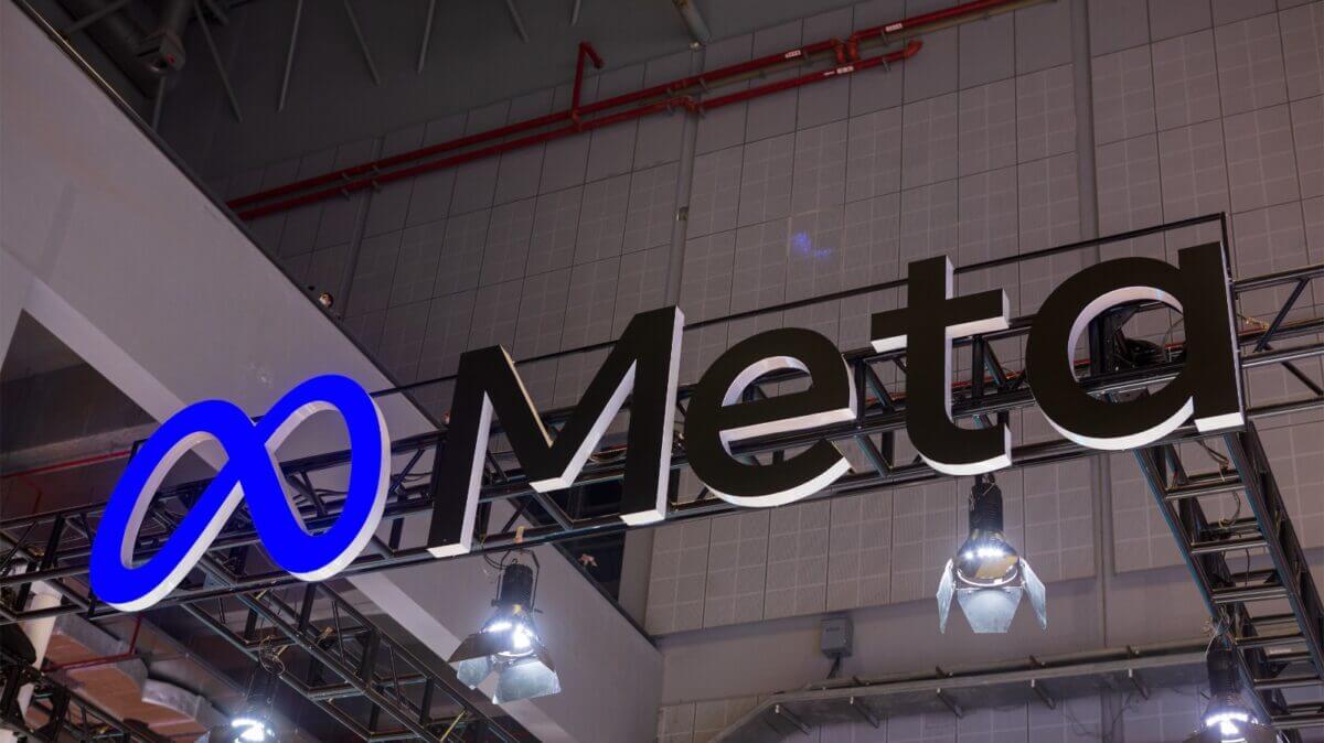 Logotipo de Meta en un evento corporativo de IT. Contexto: Reporte de despidos de 2026.