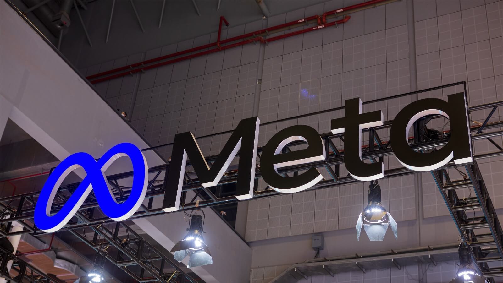 Logotipo de Meta en un evento corporativo de IT. Contexto: Reporte de despidos de 2026.