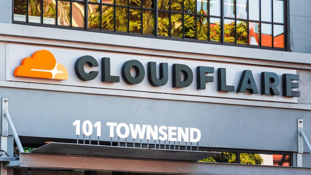 Letrero de las oficinas centrales de Cloudflare en San Francisco, utilizado para ilustrar la nota sobre los despidos en Cloudflare por AI.