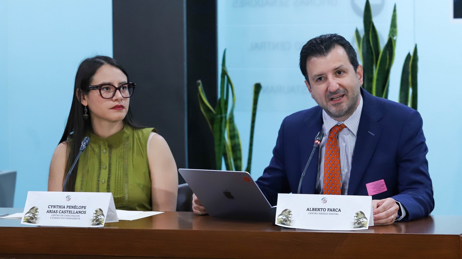 Alberto Farca del Centro México Digital expone sobre déficit de ciberpolicía en el Senado de México junto a Cynthia Penélope Arias Castellanos.