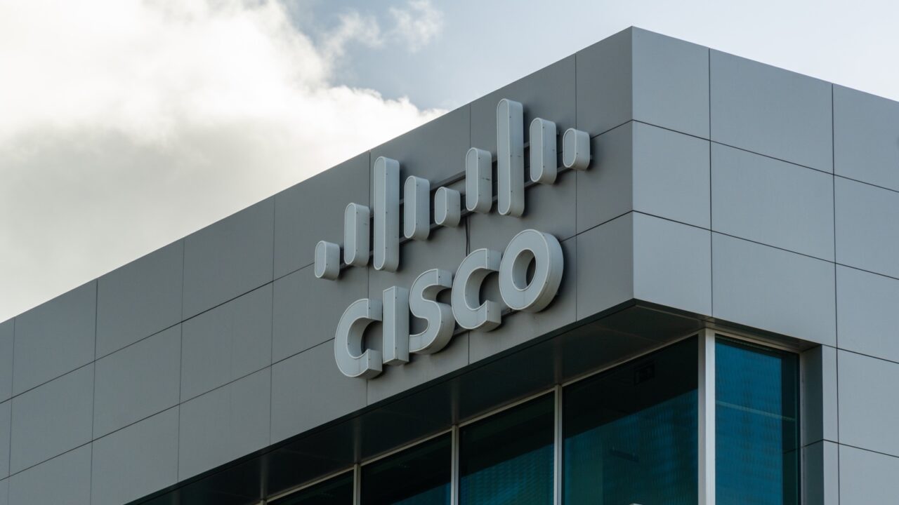 Logotipo de Cisco Systems en el Parque Lagoas de Oeiras, Portugal, ilustrando la reestructuración de la empresa para invertir en AI.