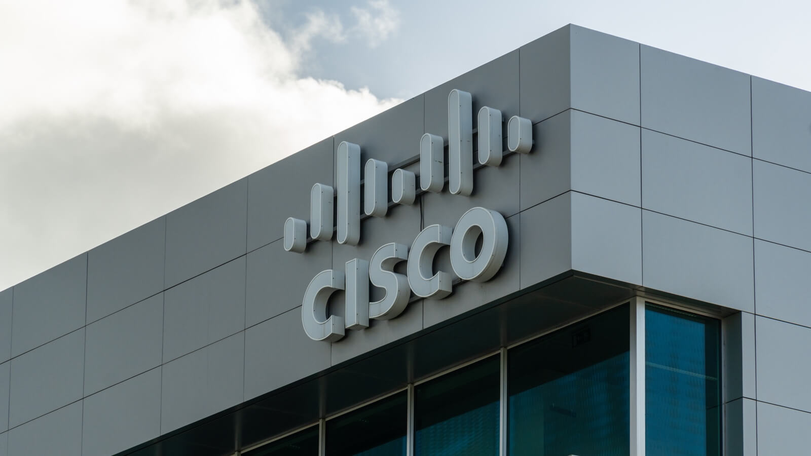 Logotipo de Cisco Systems en el Parque Lagoas de Oeiras, Portugal, ilustrando la reestructuración de la empresa para invertir en AI.