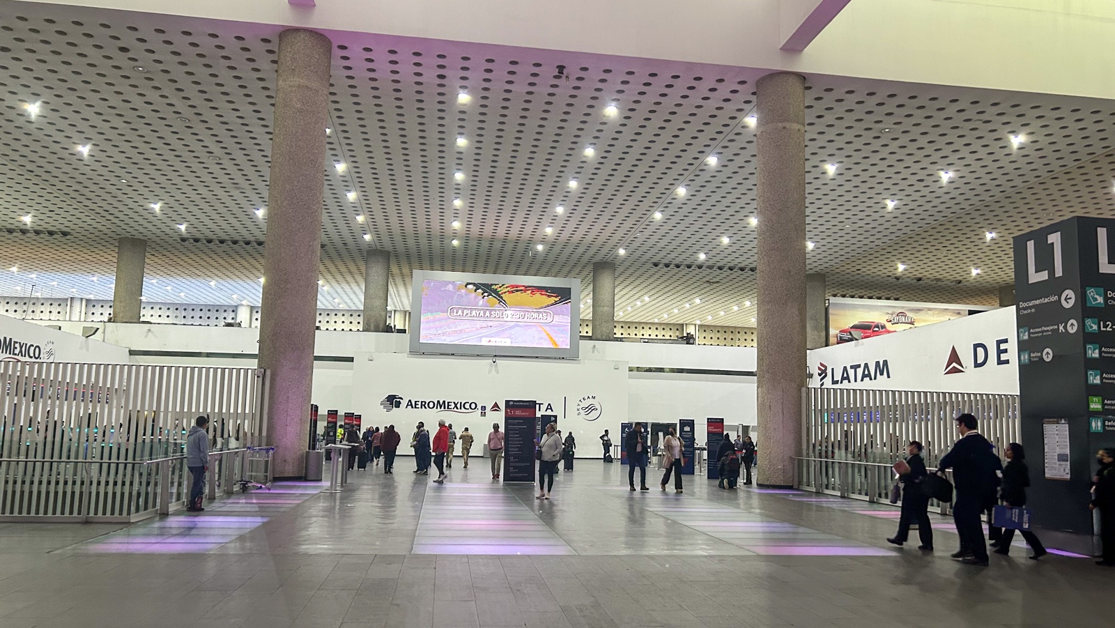 Pasajeros caminan por la Terminal 2 del AICM, donde se instalaron antenas con la nueva red de internet wifi 7 aicm.