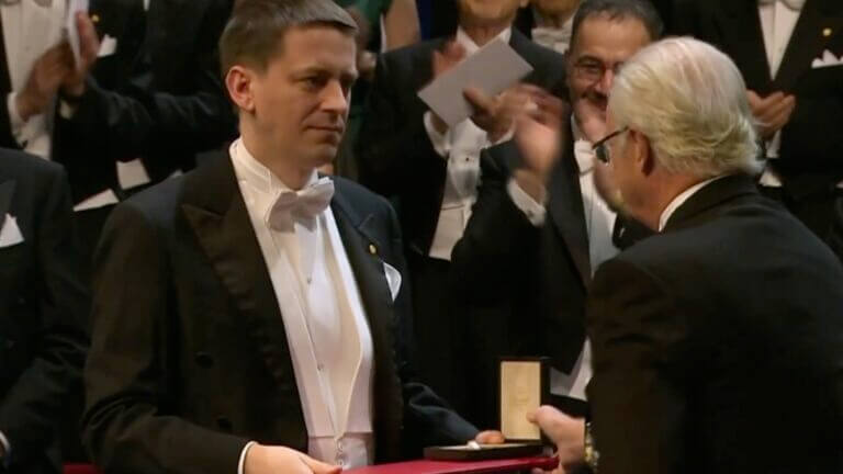 John Jumper recibe el Premio Nobel tras su trabajo en AlphaFold, marcando la pauta de su salida de Google.