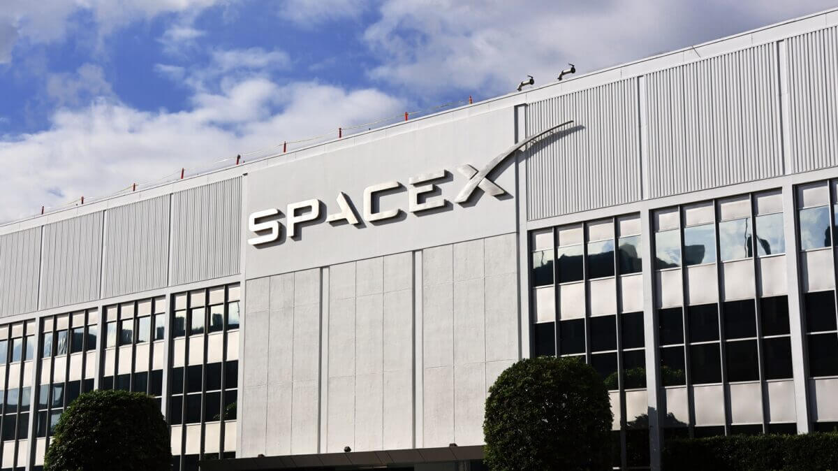 Fachada corporativa de los cuarteles de SpaceX, empresa que lidera la adquisición de Cursor en el mercado tecnológico.