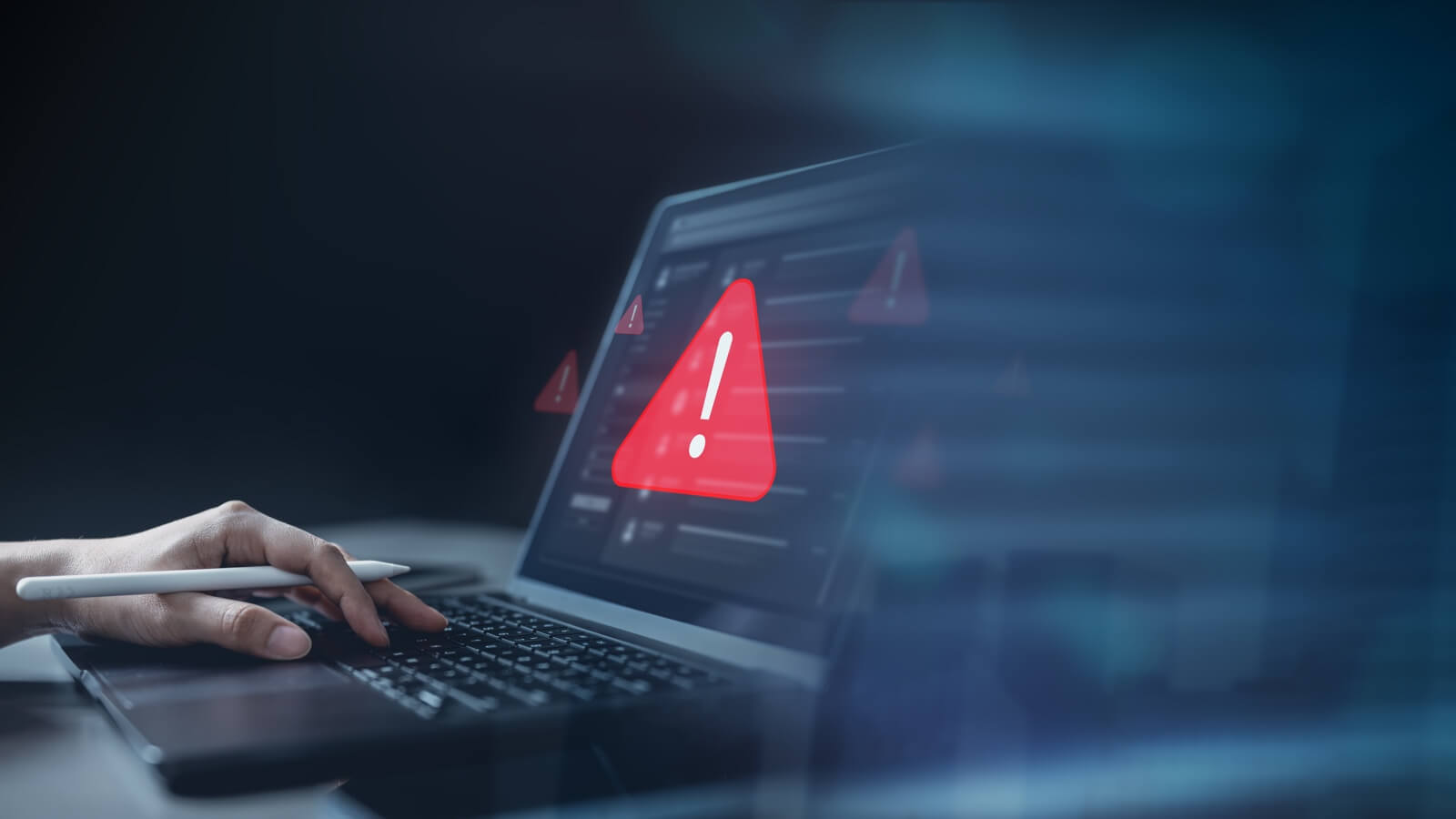 Laptop mostrando una señal de alerta roja, ilustrando la filtración de credenciales Fortinet FortiBleed en redes empresariales.