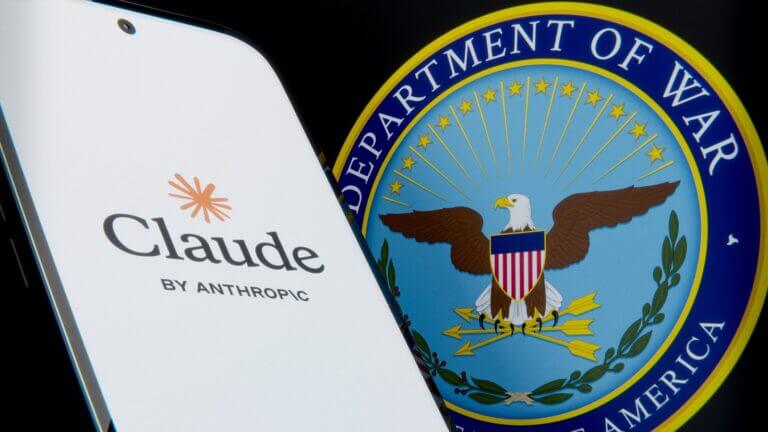 Pantalla con el logo de Claude de Anthropic junto al sello oficial del Departamento de Defensa del Gobierno de EU.