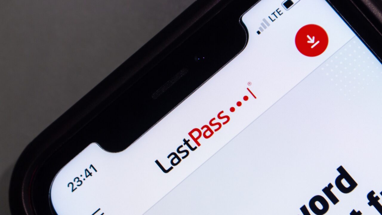 Smartphone con app de LastPass expuesta tras ataque de tokens OAuth de Klue a Salesforce.