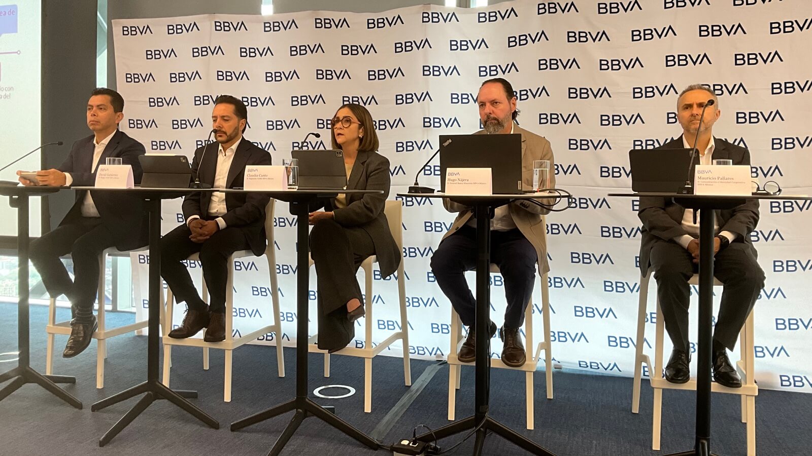 Directivos de BBVA México presentan en un panel de prensa los avances y la nueva estrategia digital de BBVA para empresas.