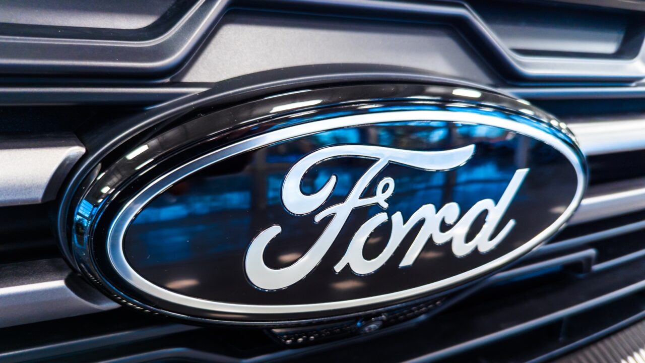 Emblema de Ford en la parrilla de un auto, ilustrando la nota sobre fallas de AI en Ford y su automatización.