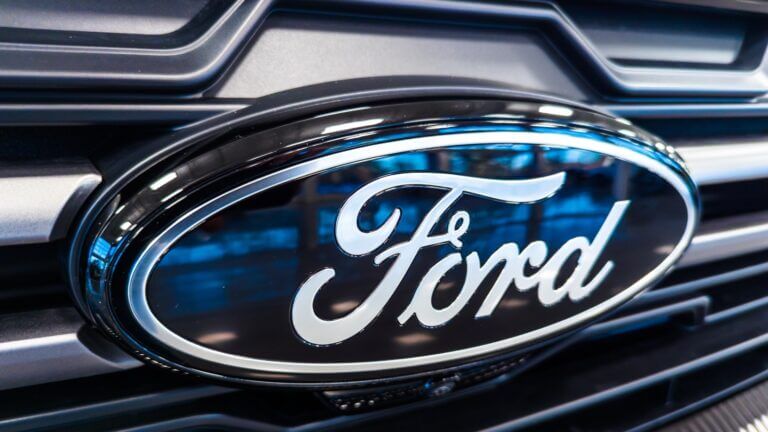 Emblema de Ford en la parrilla de un auto, ilustrando la nota sobre fallas de AI en Ford y su automatización.