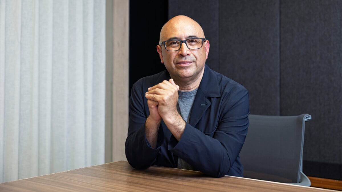 Juan Arévalo, director de Cadena de Suministro de Grupo Elektra, sentado en su escritorio analizando la estrategia de transformación digital.