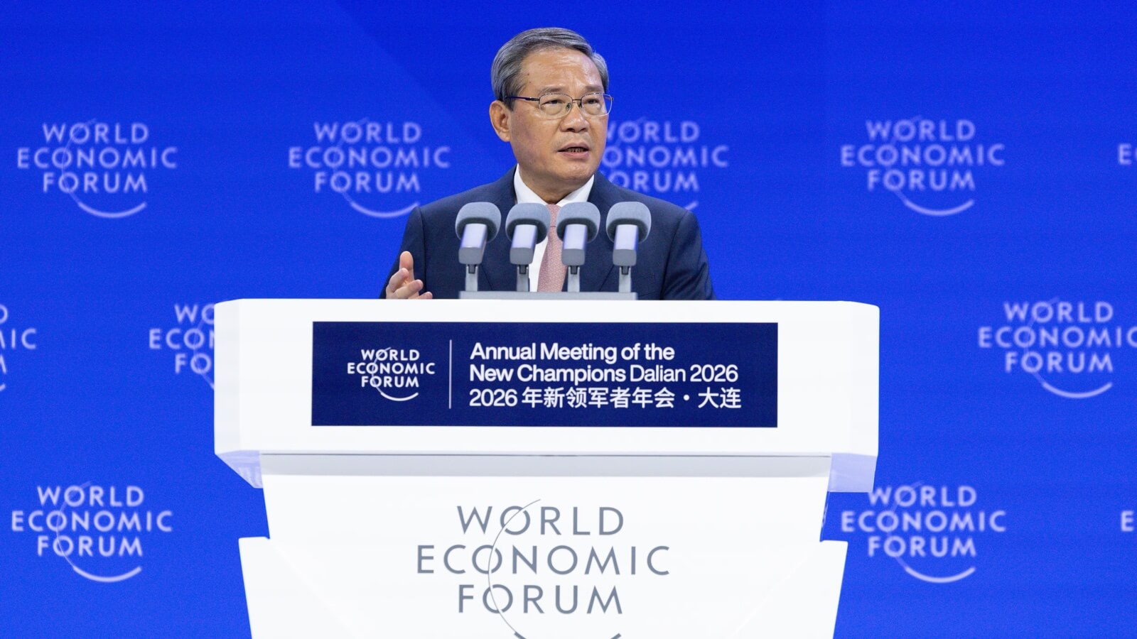 Li Qiang en el Foro Económico Mundial expone la postura de China sobre regulación AI y sus riesgos globales.
