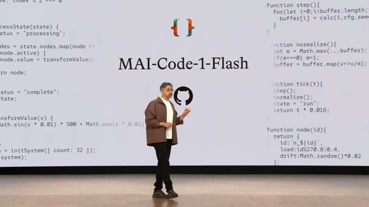 Mustafa Suleyman en el escenario de Microsoft Build presentando el modelo de lenguaje MAI-Code-1-Flash con líneas de código de programación al fondo.
