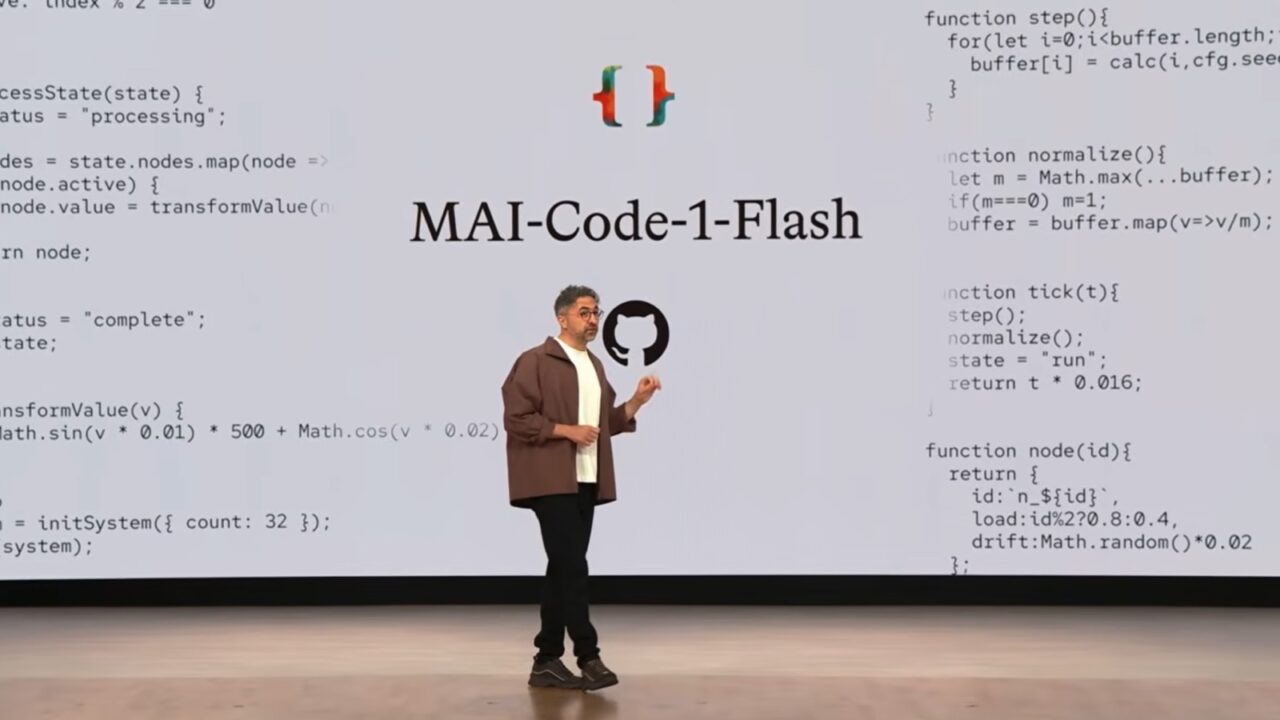 Mustafa Suleyman en el escenario de Microsoft Build presentando el modelo de lenguaje MAI-Code-1-Flash con líneas de código de programación al fondo.