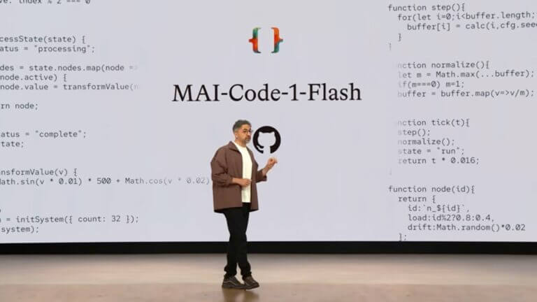 Mustafa Suleyman en el escenario de Microsoft Build presentando el modelo de lenguaje MAI-Code-1-Flash con líneas de código de programación al fondo.