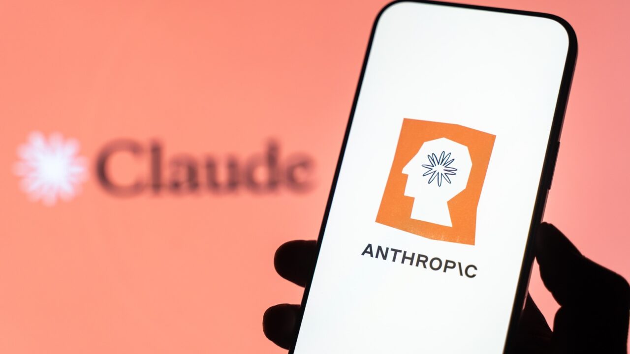 Smartphone mostrando el logotipo oficial de Anthropic con el nombre de su modelo Claude AI en el fondo.