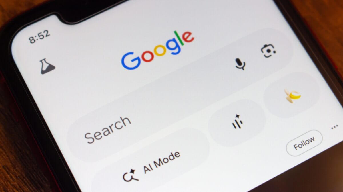 Pantalla de smartphone con la aplicación de búsqueda de Google y la opción de AI Mode habilitada, ilustrando el contexto de la regulación de AI de Google en Reino Unido.