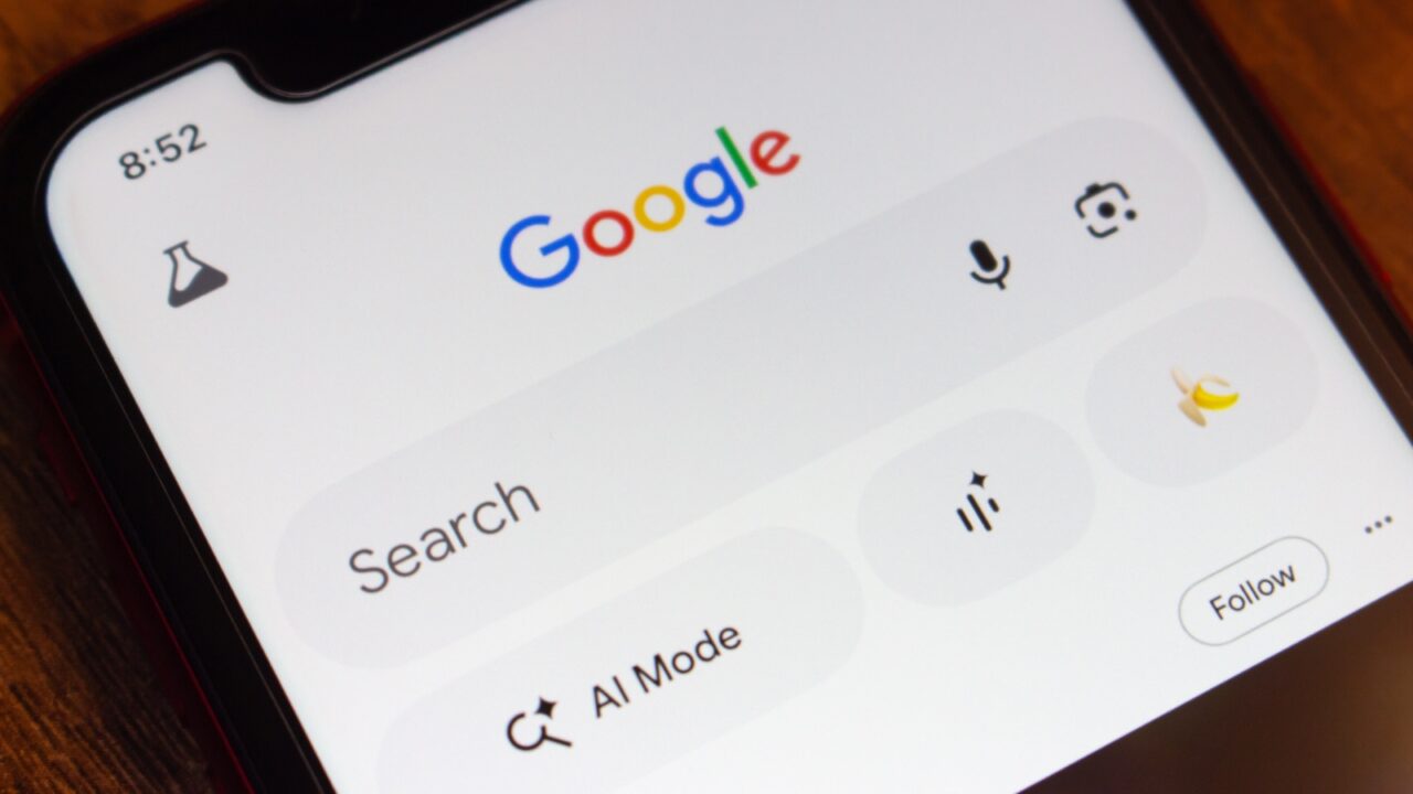 Pantalla de smartphone con la aplicación de búsqueda de Google y la opción de AI Mode habilitada, ilustrando el contexto de la regulación de AI de Google en Reino Unido.